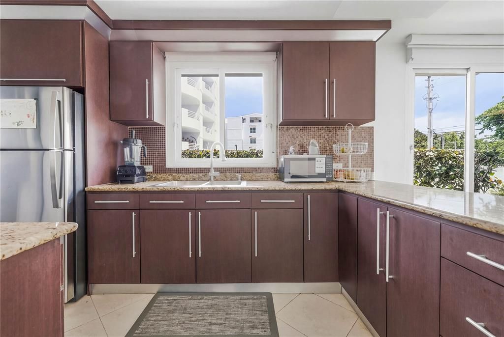 На продажу: $569,000 (2 спален, 2 ванн, 1075 Квадратных фут)