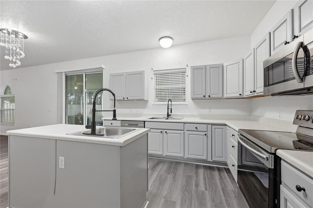 For Sale: $450,000 (6 beds, 4 baths, 3896 Square Feet)