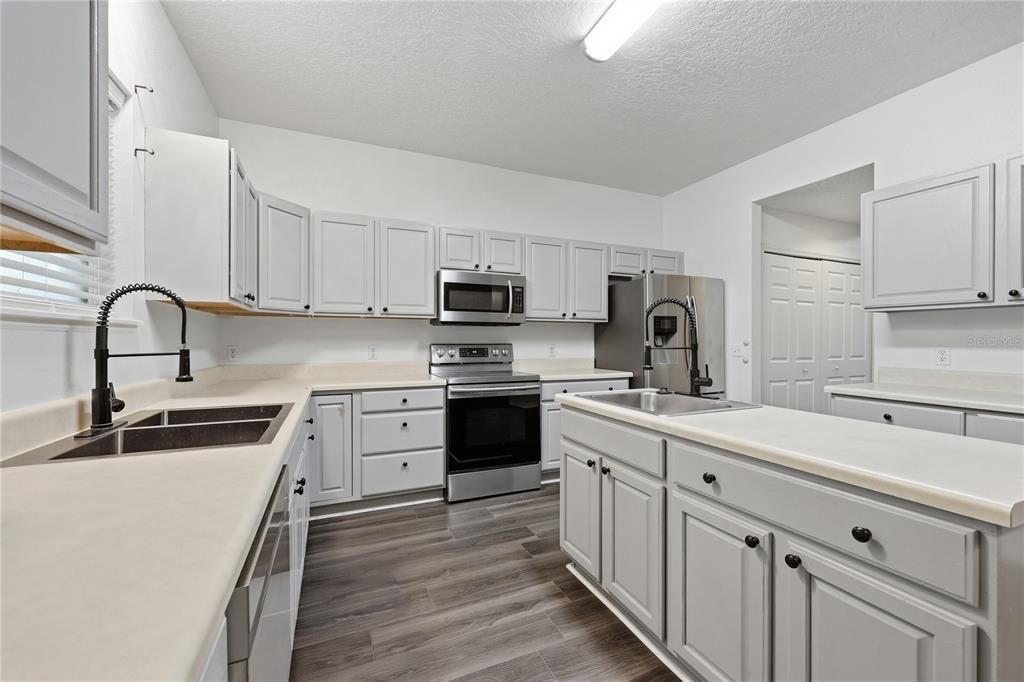For Sale: $450,000 (6 beds, 4 baths, 3896 Square Feet)