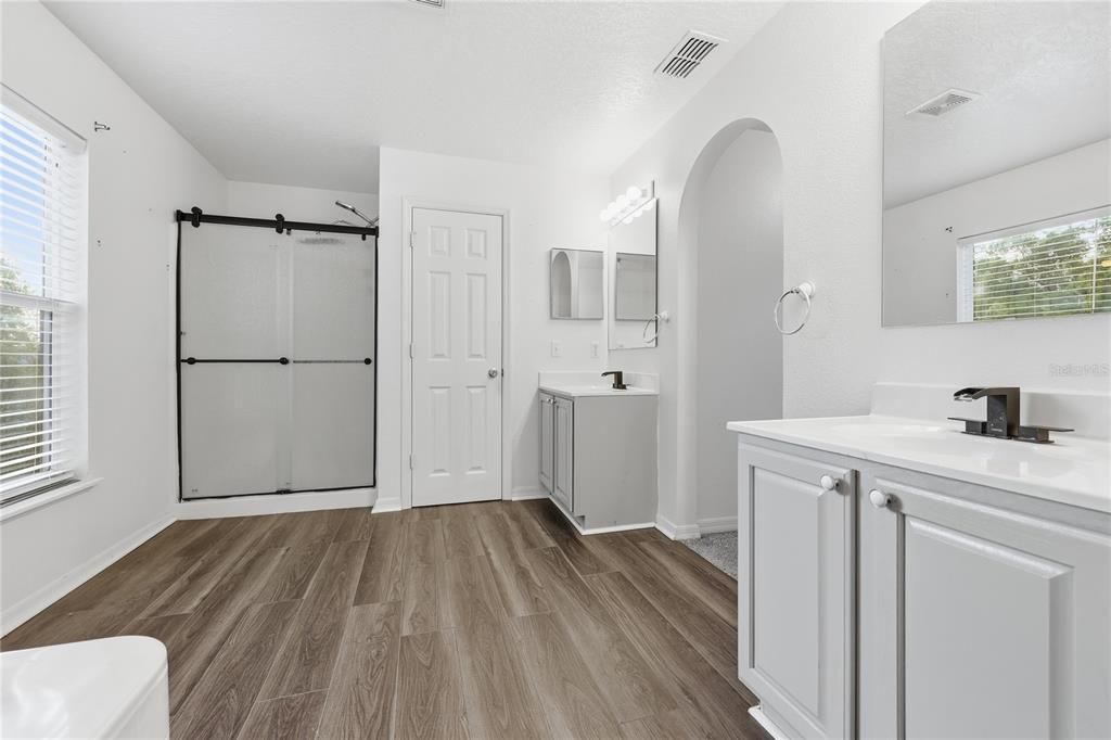 For Sale: $450,000 (6 beds, 4 baths, 3896 Square Feet)