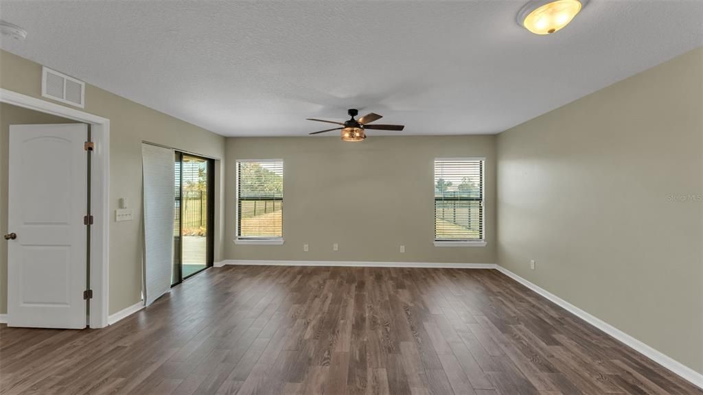 Activo con contrato: $263,000 (3 camas, 2 baños, 1356 Pies cuadrados)