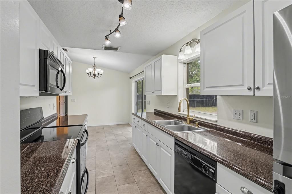 На продажу: $220,000 (3 спален, 2 ванн, 1368 Квадратных фут)