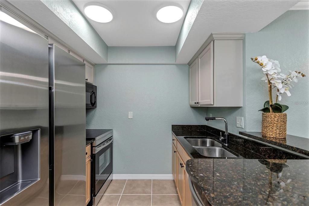 For Rent: $1,850 (1 beds, 1 baths, 818 Square Feet)