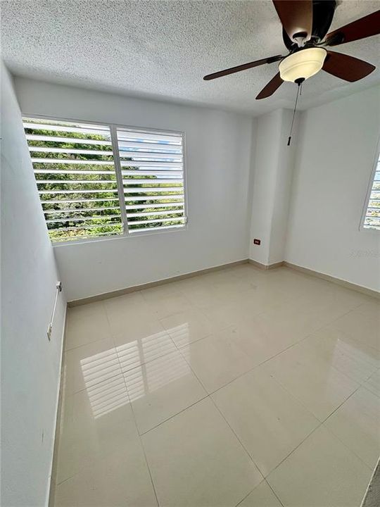 Activo con contrato: $180,000 (3 camas, 1 baños, 825 Pies cuadrados)