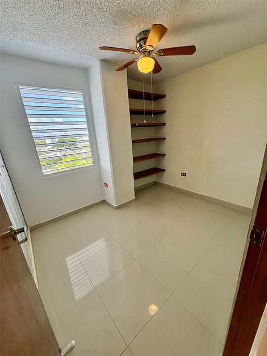 Activo con contrato: $180,000 (3 camas, 1 baños, 825 Pies cuadrados)