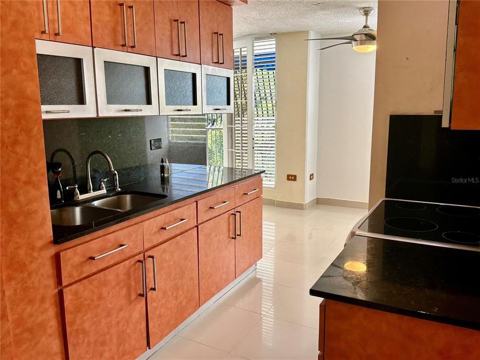 Activo con contrato: $180,000 (3 camas, 1 baños, 825 Pies cuadrados)