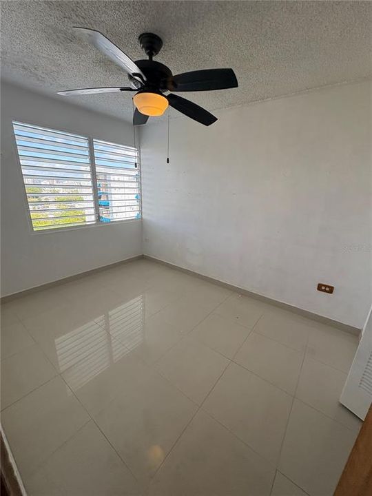 Activo con contrato: $180,000 (3 camas, 1 baños, 825 Pies cuadrados)