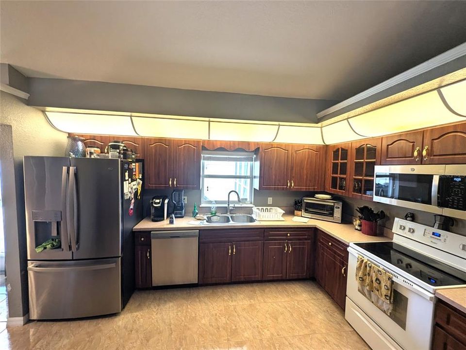 Active With Contract: $274,900 (3 beds, 2 baths, 1768 Square Feet)