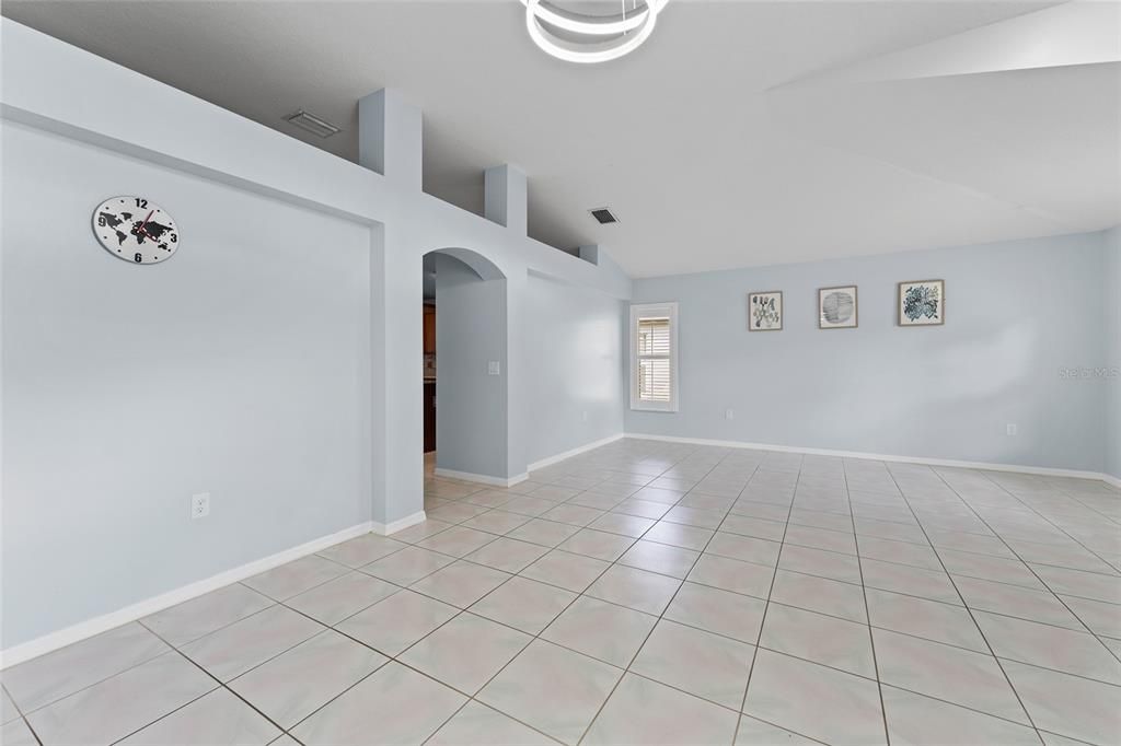 Activo con contrato: $2,500 (3 camas, 2 baños, 2034 Pies cuadrados)