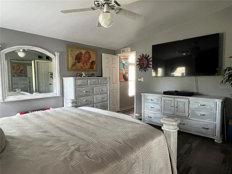 En Venta: $369,900 (4 camas, 2 baños, 2094 Pies cuadrados)