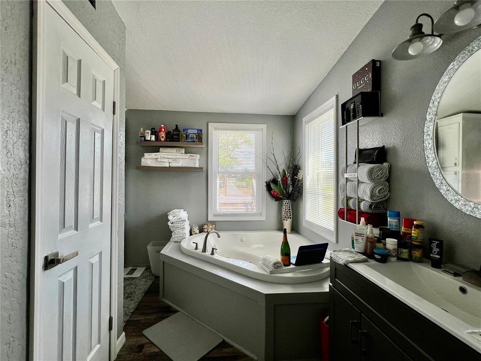 En Venta: $369,900 (4 camas, 2 baños, 2094 Pies cuadrados)