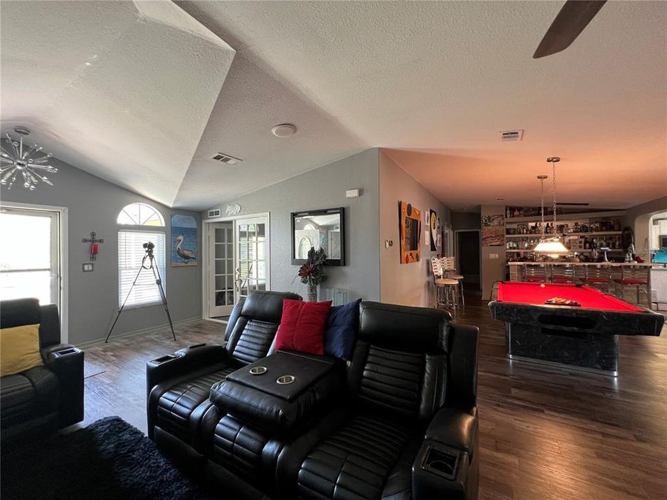 En Venta: $369,900 (4 camas, 2 baños, 2094 Pies cuadrados)