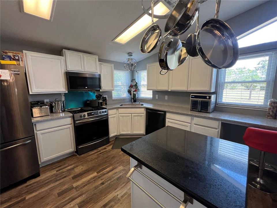 En Venta: $369,900 (4 camas, 2 baños, 2094 Pies cuadrados)