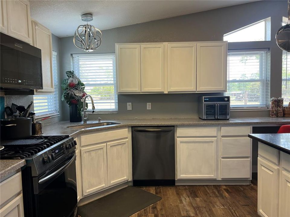 En Venta: $369,900 (4 camas, 2 baños, 2094 Pies cuadrados)