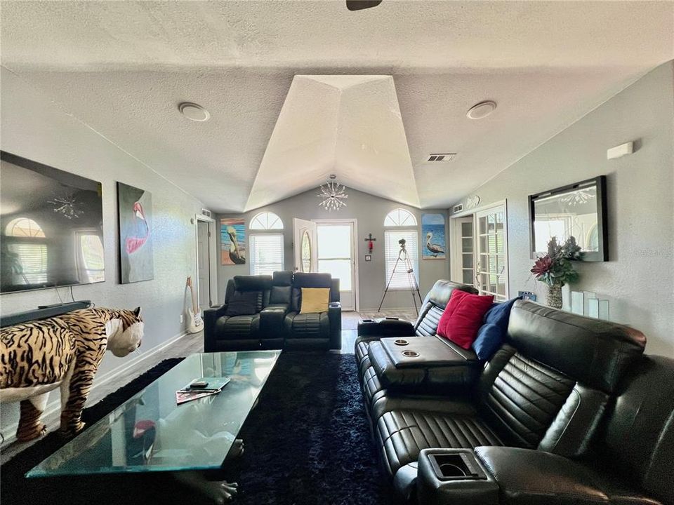 En Venta: $369,900 (4 camas, 2 baños, 2094 Pies cuadrados)