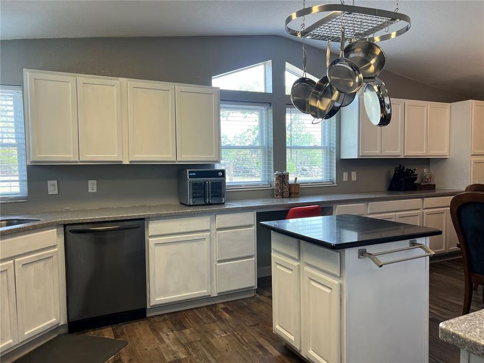 En Venta: $369,900 (4 camas, 2 baños, 2094 Pies cuadrados)