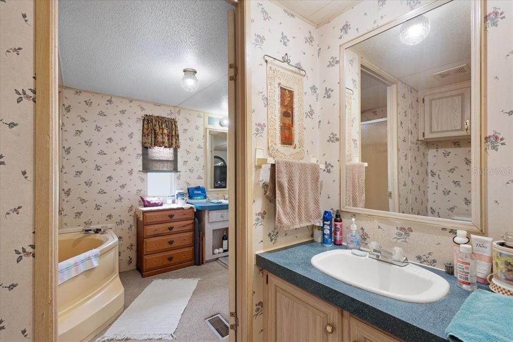 На продажу: $239,900 (2 спален, 2 ванн, 1200 Квадратных фут)