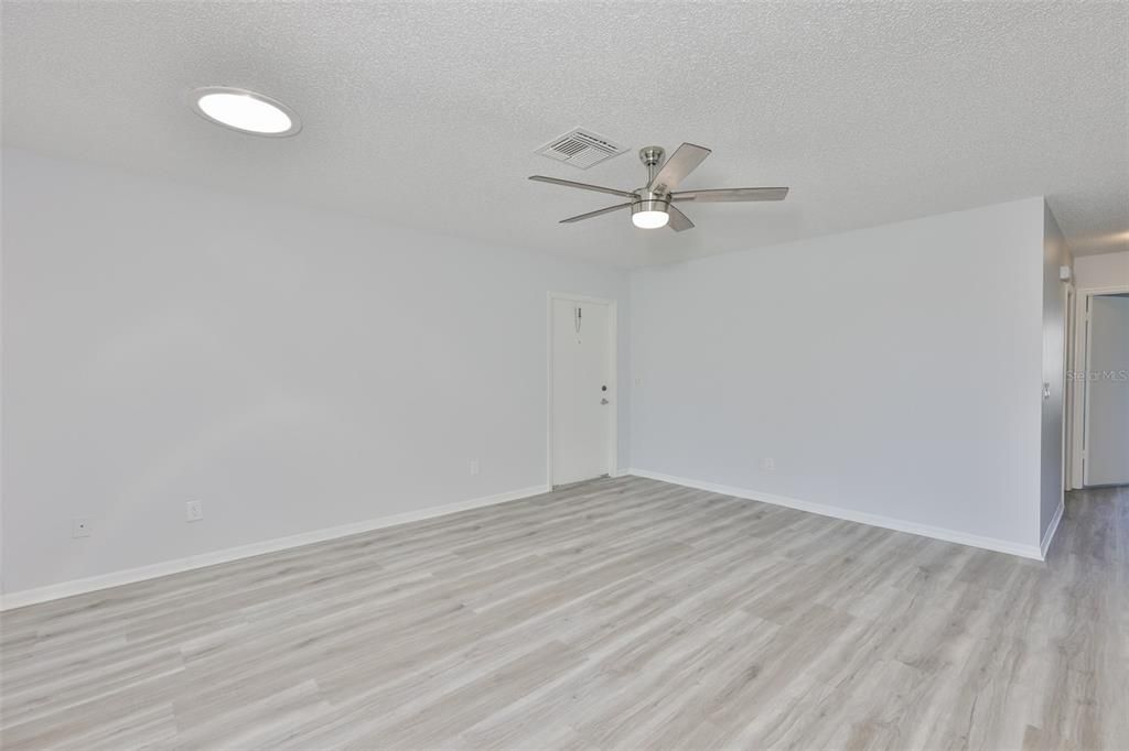 Activo con contrato: $119,900 (2 camas, 2 baños, 960 Pies cuadrados)