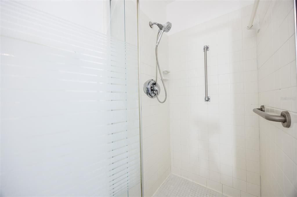 Activo con contrato: $119,900 (2 camas, 2 baños, 960 Pies cuadrados)
