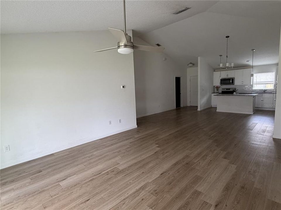 Activo con contrato: $275,000 (3 camas, 2 baños, 1500 Pies cuadrados)