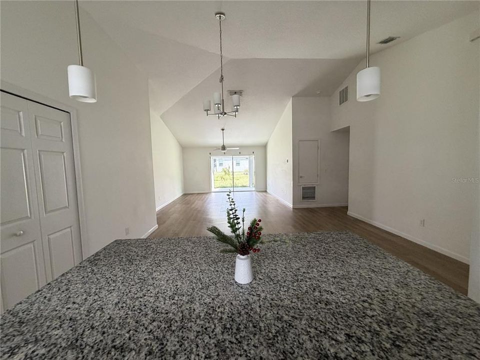 Activo con contrato: $275,000 (3 camas, 2 baños, 1500 Pies cuadrados)