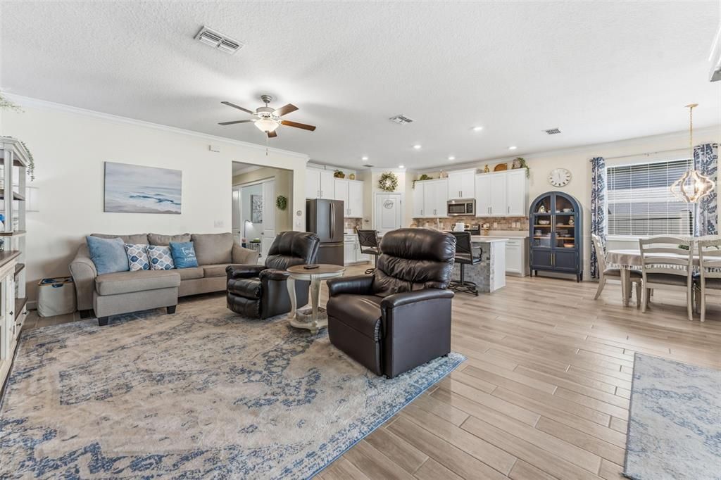 Active With Contract: $2,750 (2 beds, 2 baths, 1968 Square Feet)
