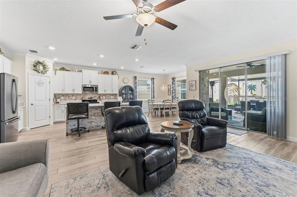 Active With Contract: $2,750 (2 beds, 2 baths, 1968 Square Feet)