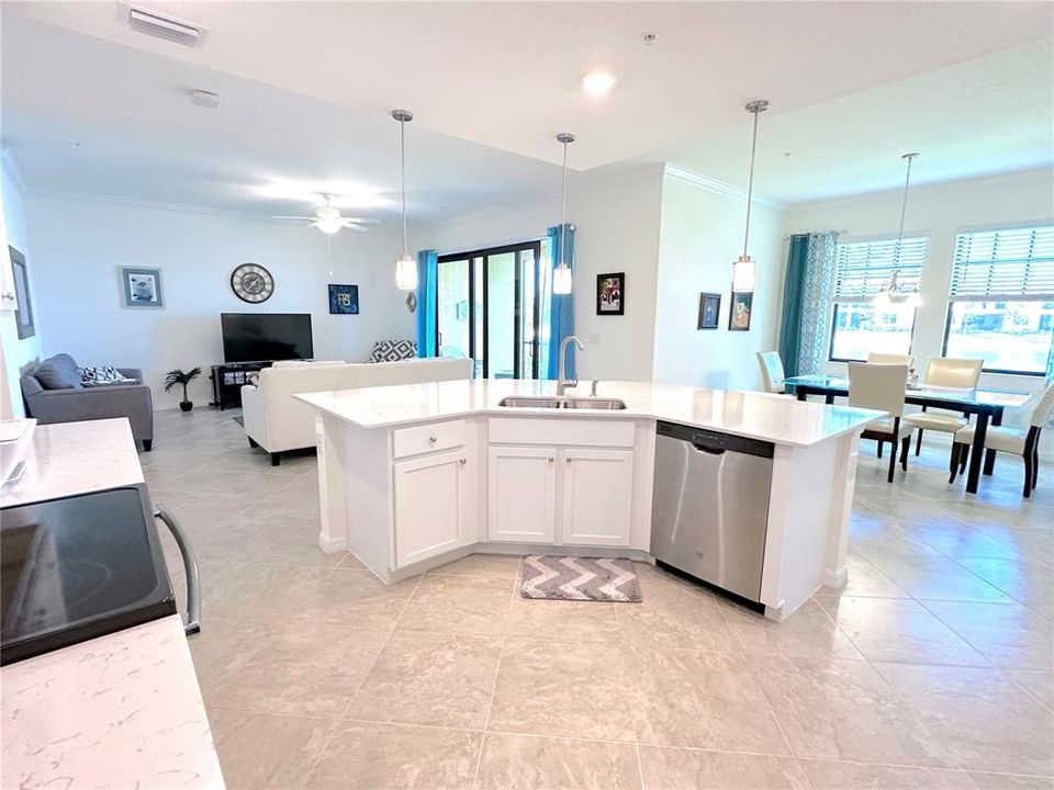 В аренду: $2,400 (2 спален, 2 ванн, 1379 Квадратных фут)