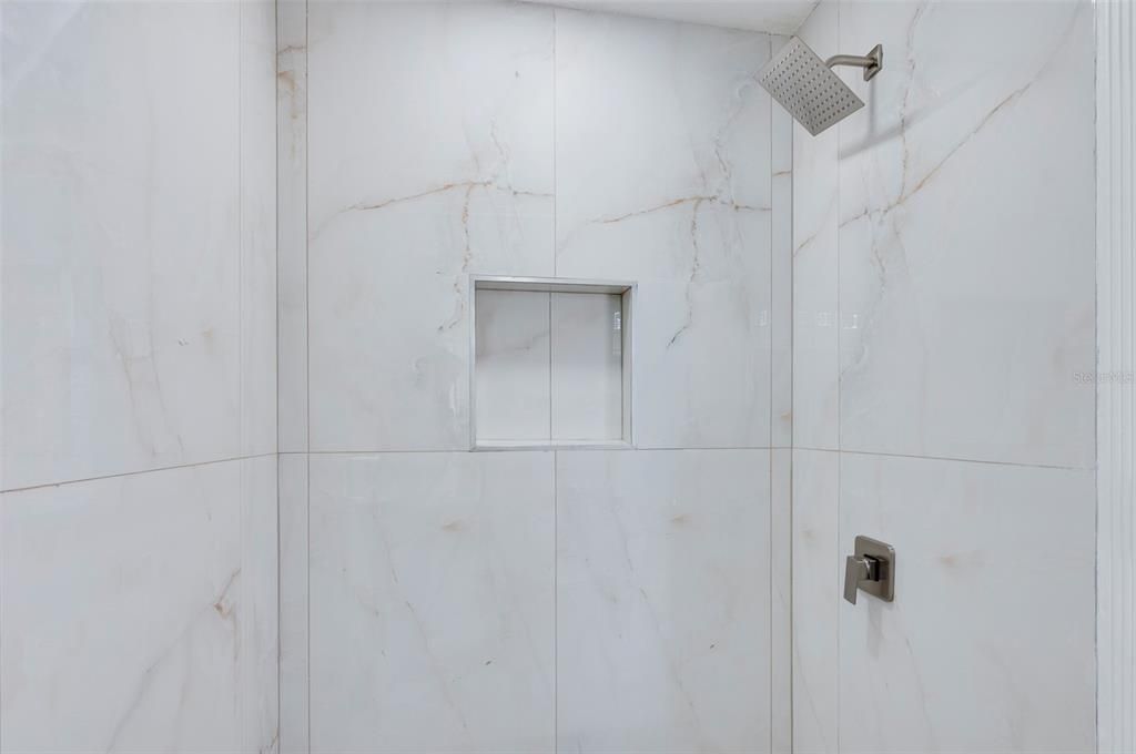 Activo con contrato: $550,000 (5 camas, 3 baños, 3033 Pies cuadrados)