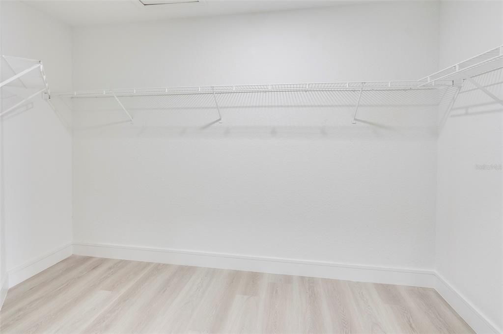 Activo con contrato: $550,000 (5 camas, 3 baños, 3033 Pies cuadrados)
