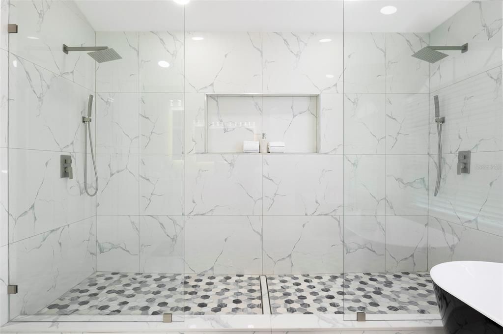 Activo con contrato: $550,000 (5 camas, 3 baños, 3033 Pies cuadrados)