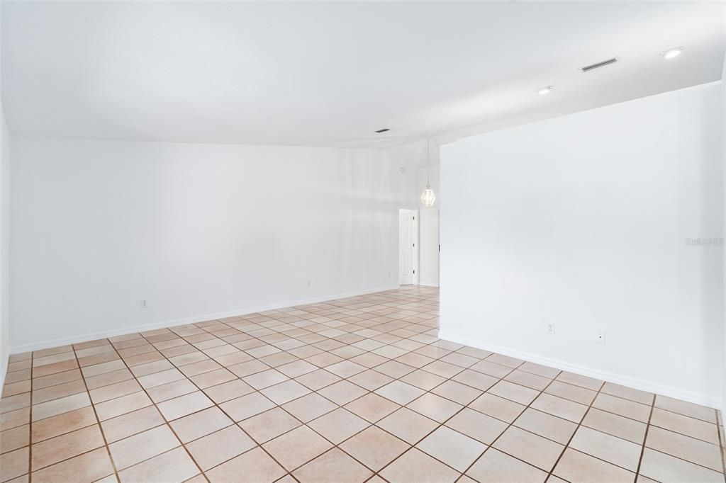 Activo con contrato: $387,000 (3 camas, 2 baños, 2160 Pies cuadrados)