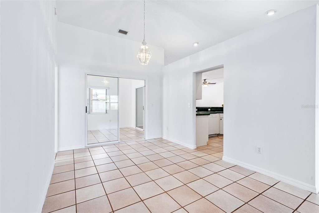 Activo con contrato: $387,000 (3 camas, 2 baños, 2160 Pies cuadrados)