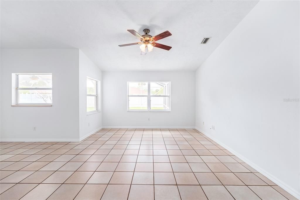 Activo con contrato: $387,000 (3 camas, 2 baños, 2160 Pies cuadrados)
