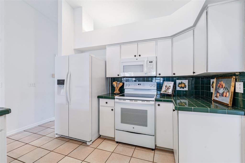 Activo con contrato: $387,000 (3 camas, 2 baños, 2160 Pies cuadrados)