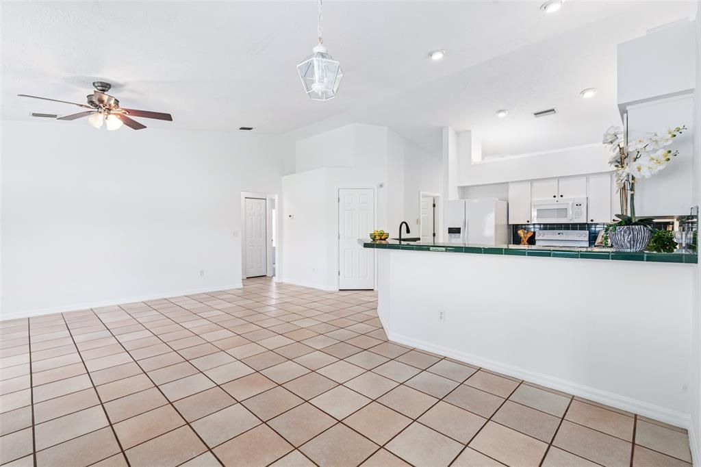 Activo con contrato: $387,000 (3 camas, 2 baños, 2160 Pies cuadrados)