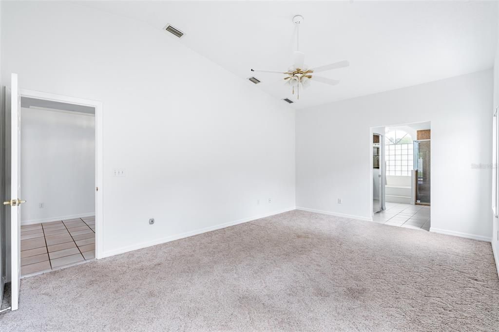 Activo con contrato: $387,000 (3 camas, 2 baños, 2160 Pies cuadrados)