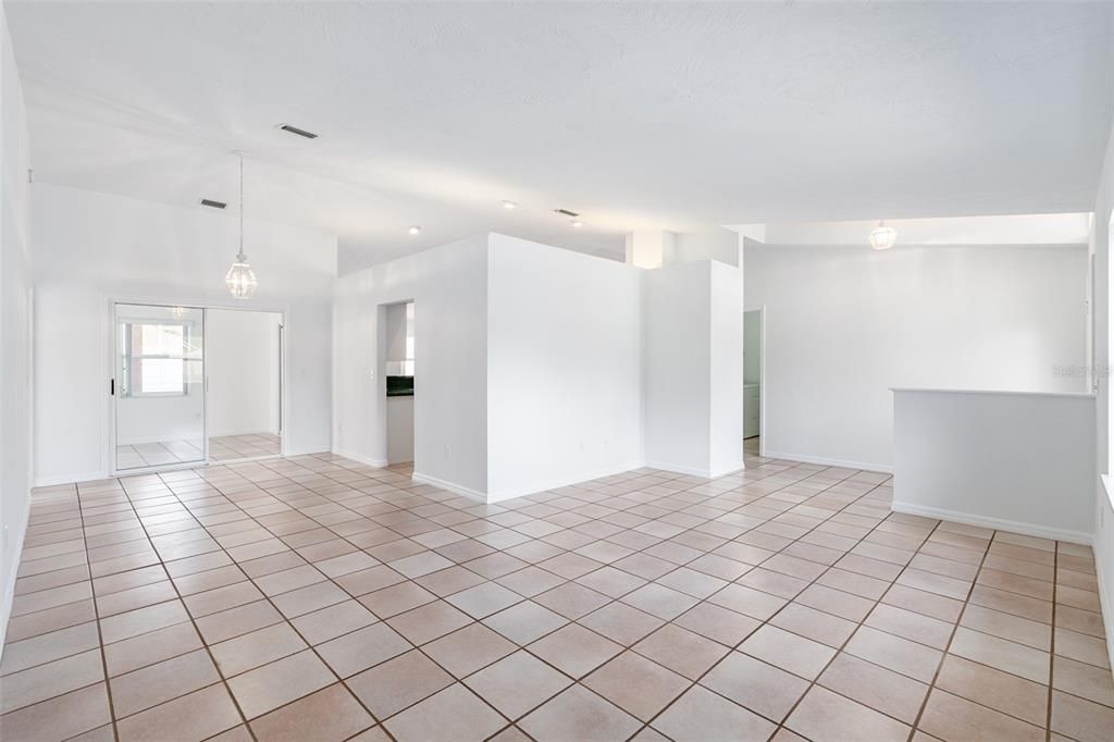 Activo con contrato: $387,000 (3 camas, 2 baños, 2160 Pies cuadrados)