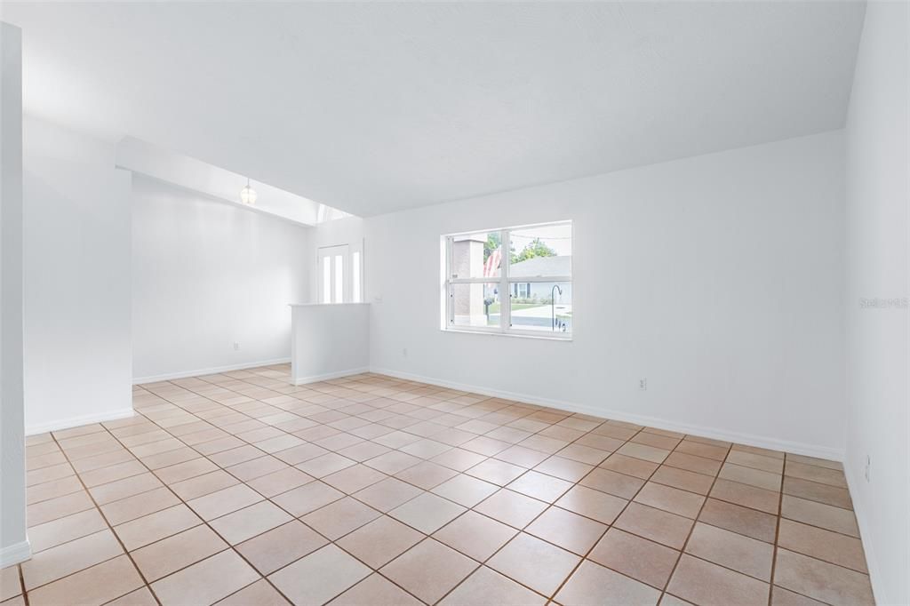 Activo con contrato: $387,000 (3 camas, 2 baños, 2160 Pies cuadrados)