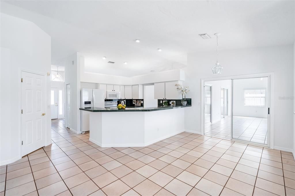 Activo con contrato: $387,000 (3 camas, 2 baños, 2160 Pies cuadrados)