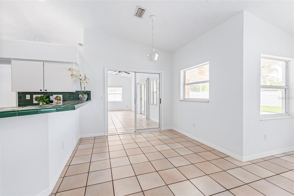 Activo con contrato: $387,000 (3 camas, 2 baños, 2160 Pies cuadrados)