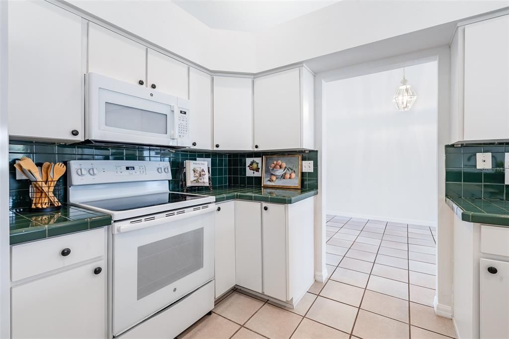 Activo con contrato: $387,000 (3 camas, 2 baños, 2160 Pies cuadrados)