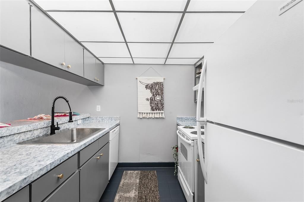 Active With Contract: $74,950 (2 beds, 1 baths, 974 Square Feet)