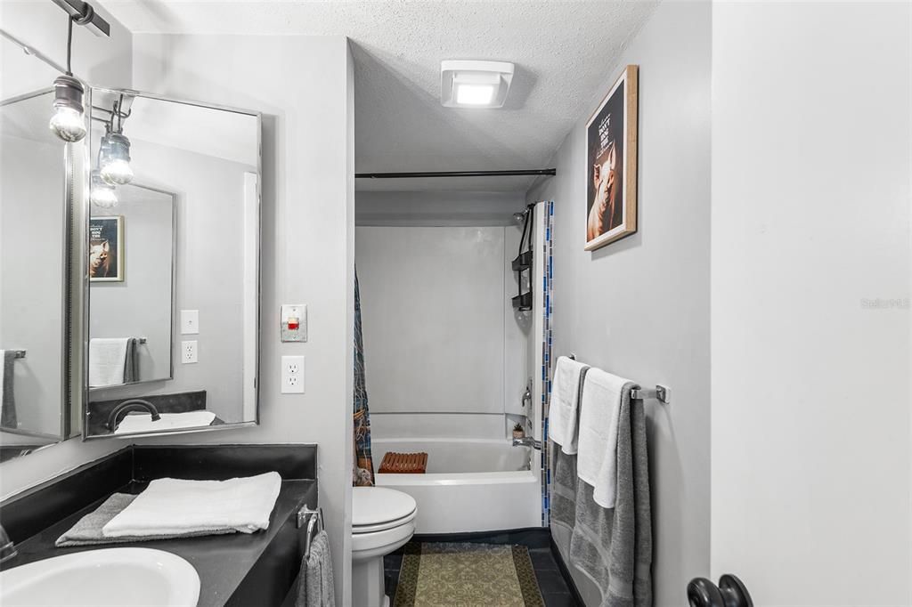 Active With Contract: $74,950 (2 beds, 1 baths, 974 Square Feet)