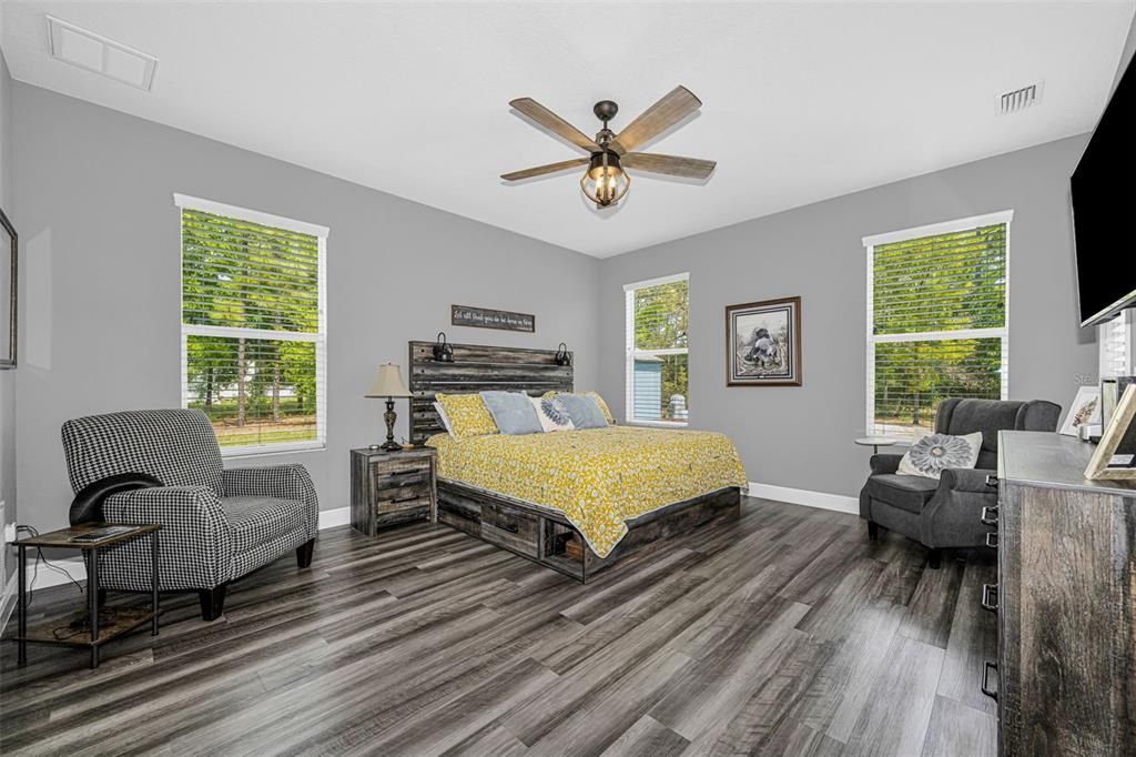 For Sale: $519,900 (4 beds, 3 baths, 2367 Square Feet)