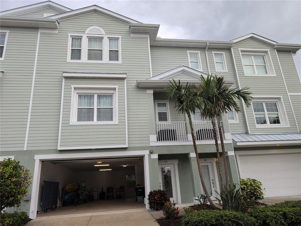 For Sale: $509,000 (3 beds, 3 baths, 2390 Square Feet)