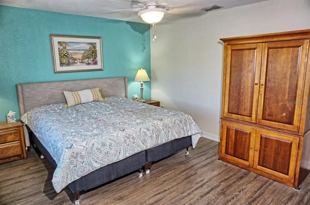 For Sale: $268,900 (2 beds, 2 baths, 1368 Square Feet)