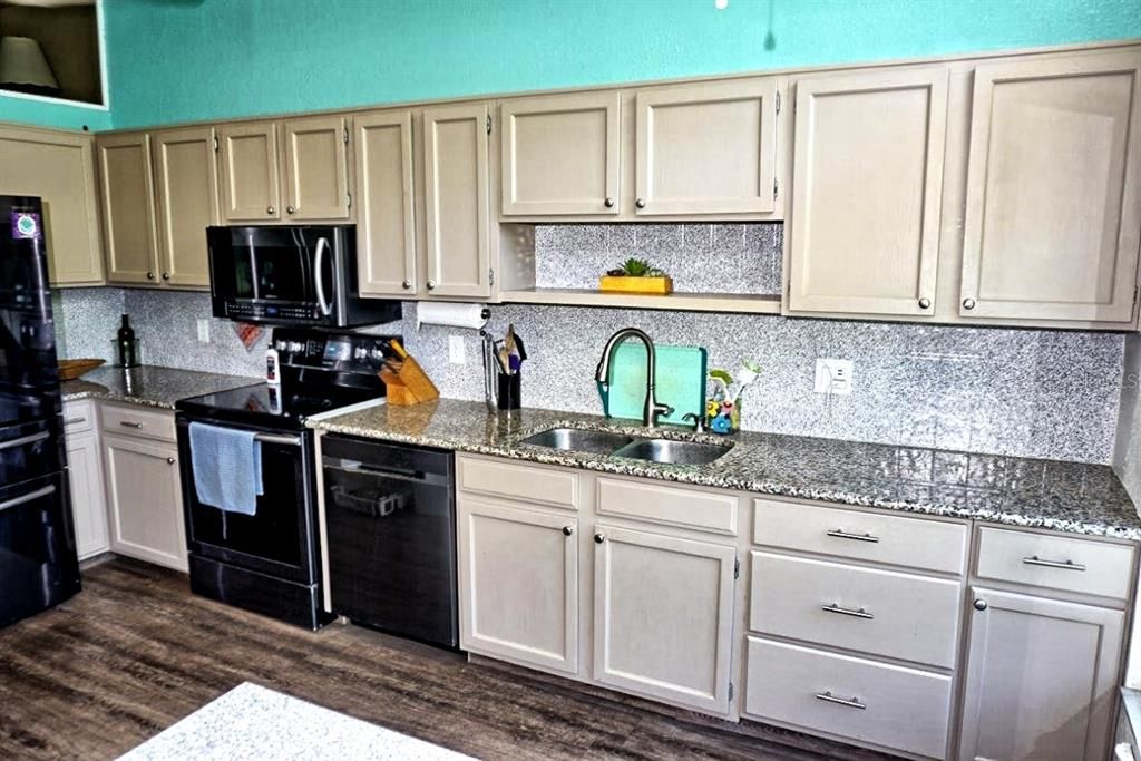 For Sale: $268,900 (2 beds, 2 baths, 1368 Square Feet)