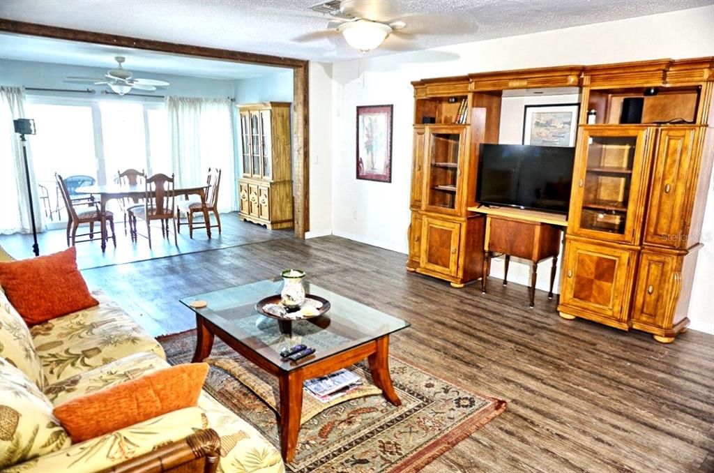 For Sale: $268,900 (2 beds, 2 baths, 1368 Square Feet)