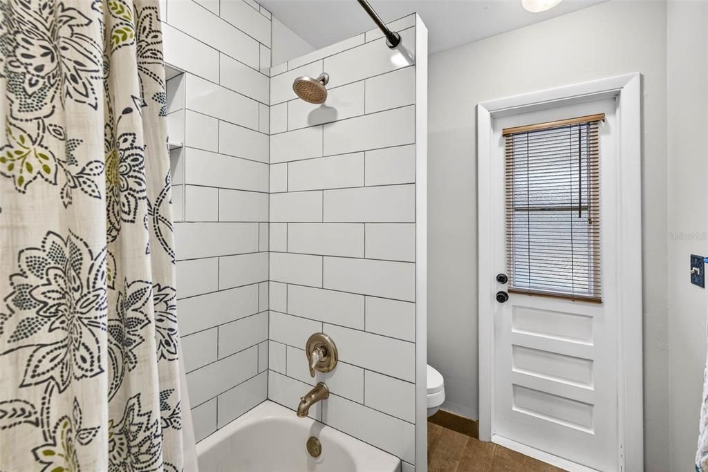 Activo con contrato: $469,900 (3 camas, 2 baños, 2060 Pies cuadrados)